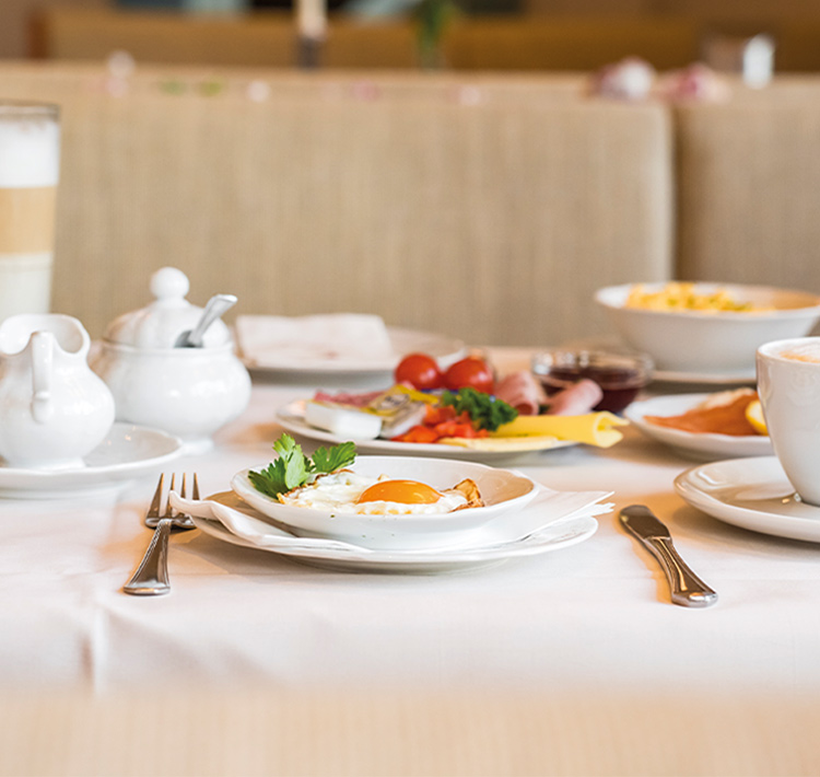 Nahaufnahme eines Spiegeleis auf einem Frühstücksbuffet.