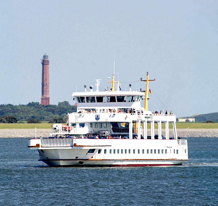 Ein Passagierboot fährt auf dem Wasser.