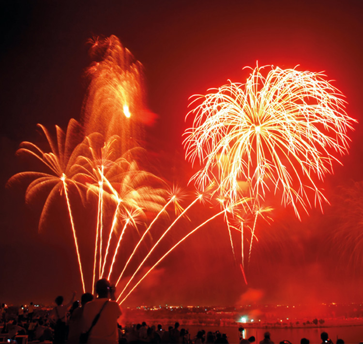 Rotes Feuerwerk im Himmel.