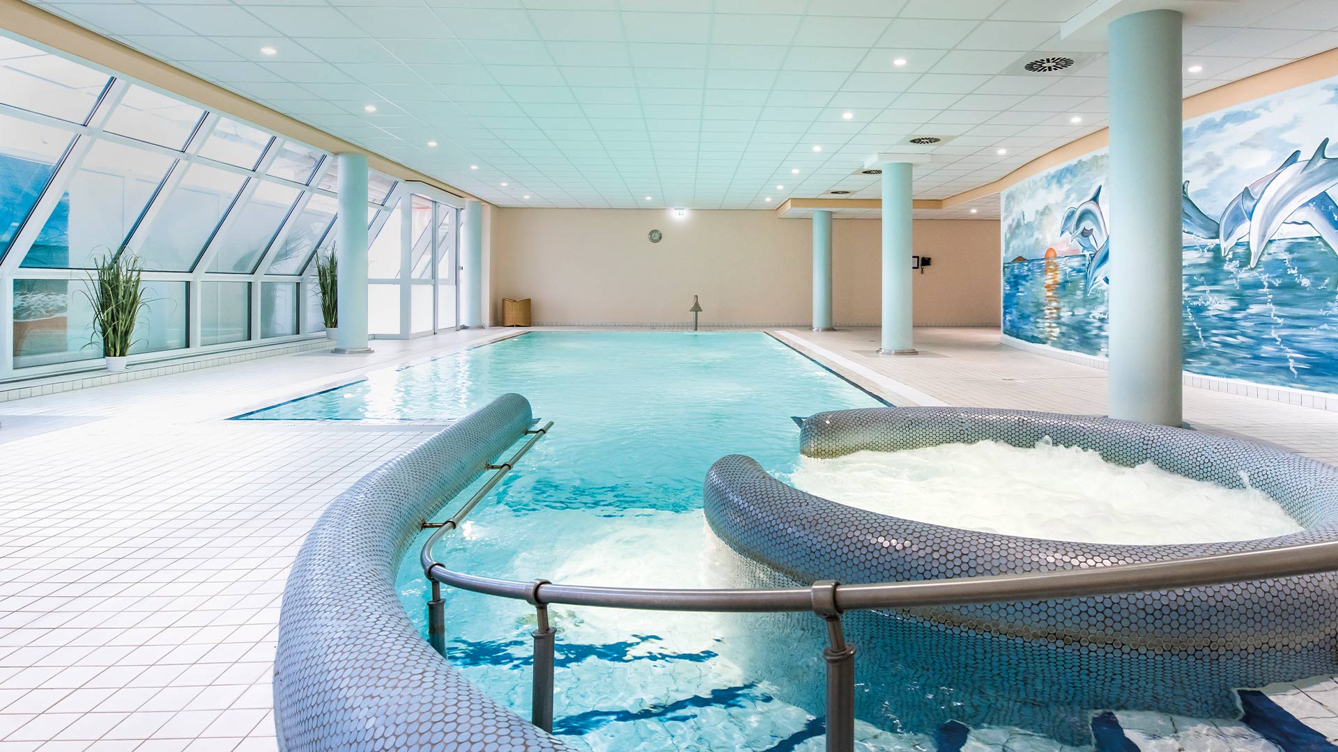 Nahaufnahme eines Whirlpools in einem Innenpool.