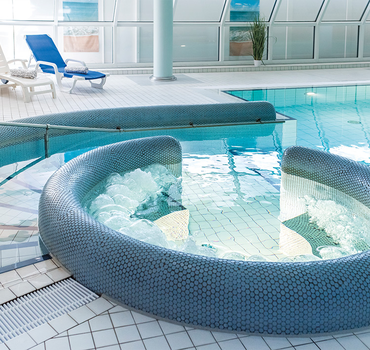 Nahaufnahme eines Whirlpools in einem Innenpool.