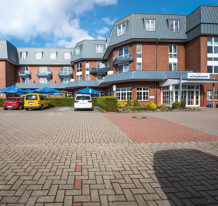 Außenansicht des Hotels Novum mit Parkplätzen.