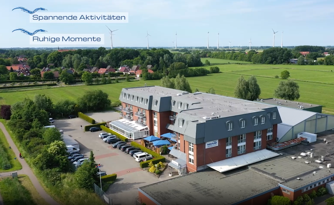 Außenansicht des Hotels Novum mit Grünflächen im Hintergrund.