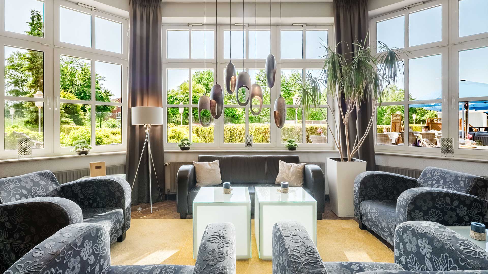 Ansicht des Foyers mit Sofas und Sesseln