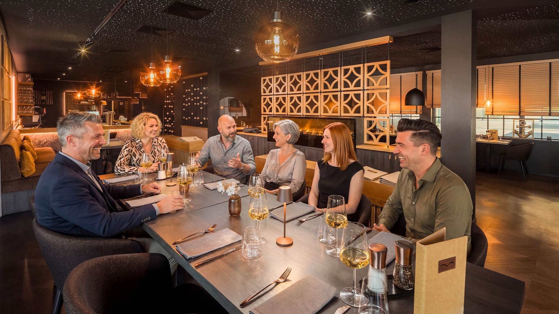 Eine Gruppe Menschen sitzt zusammen am Tisch im Restaurant