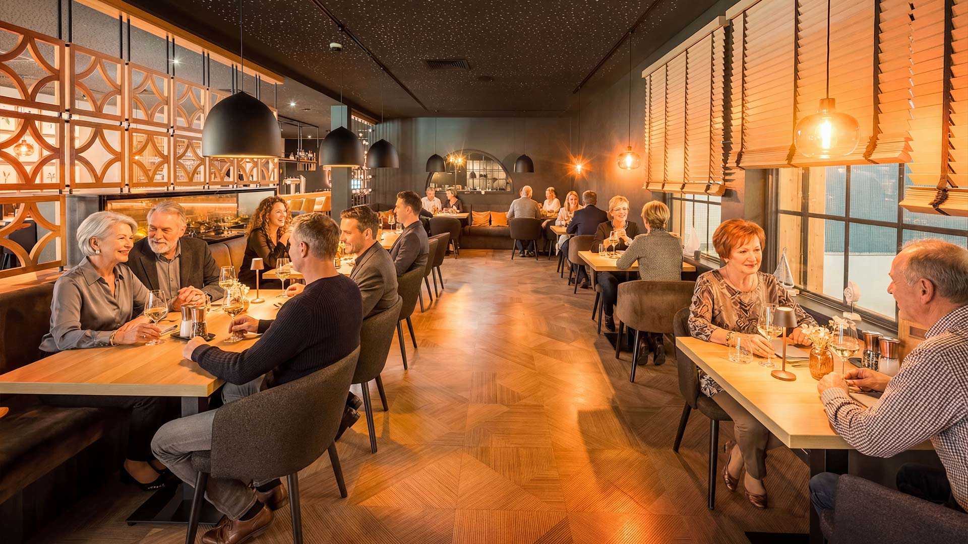 Menschen sitzen an Tischen in einem Restaurant Raum