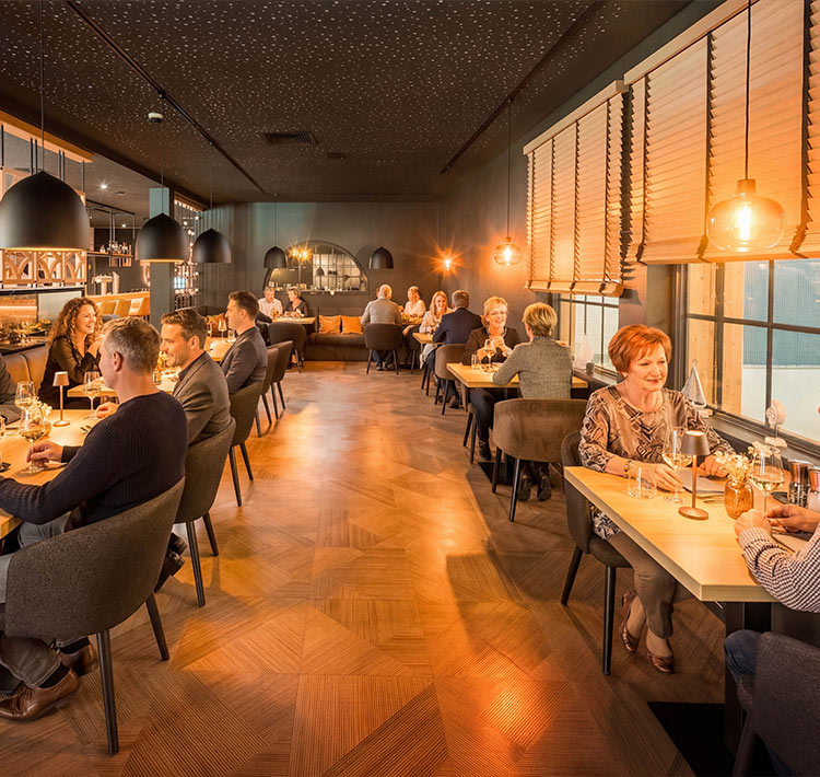 Menschen sitzen an Tischen in einem Restaurant Raum