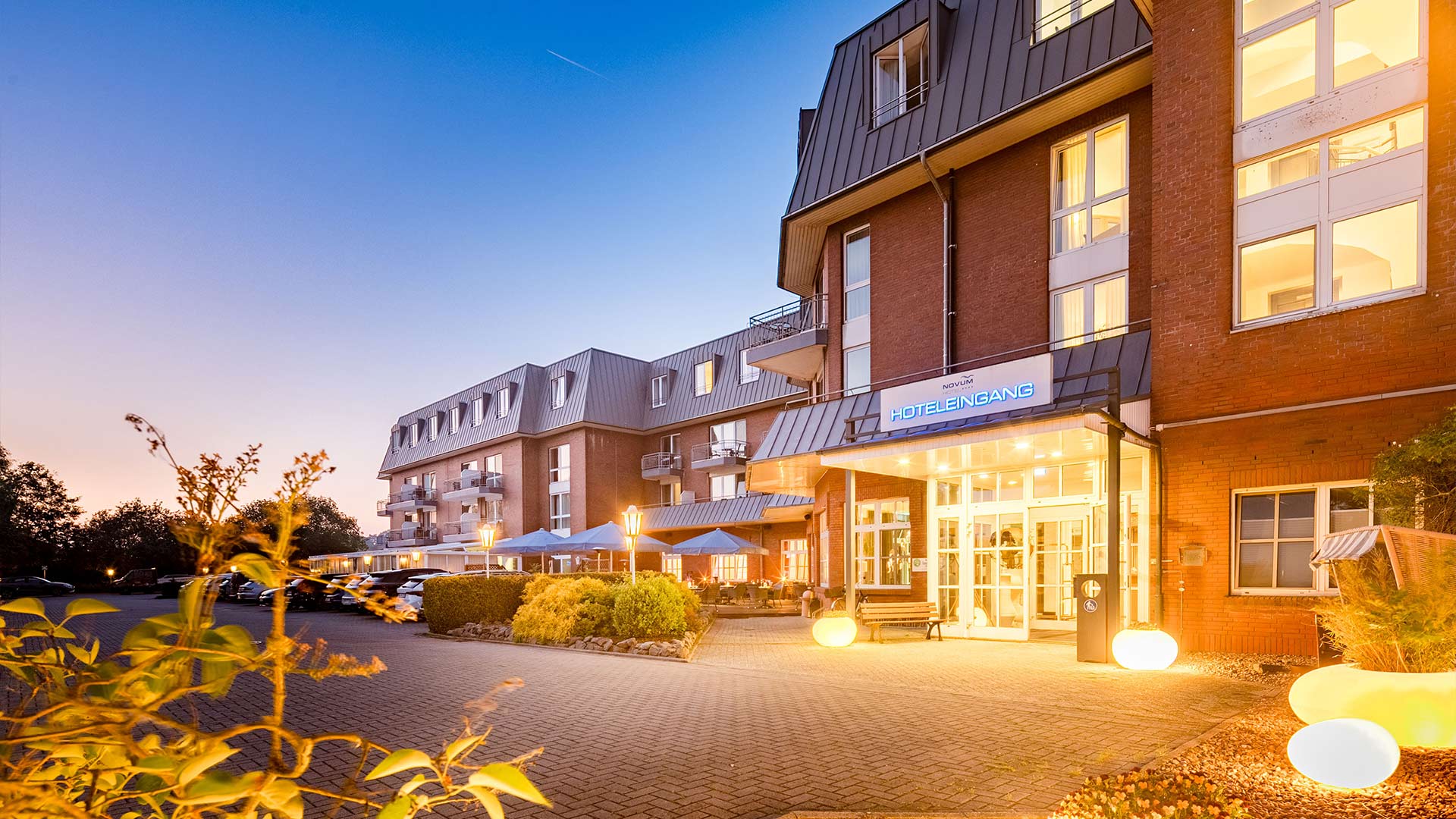 Hoteleingang Hotel Novum bei Abendstimmung